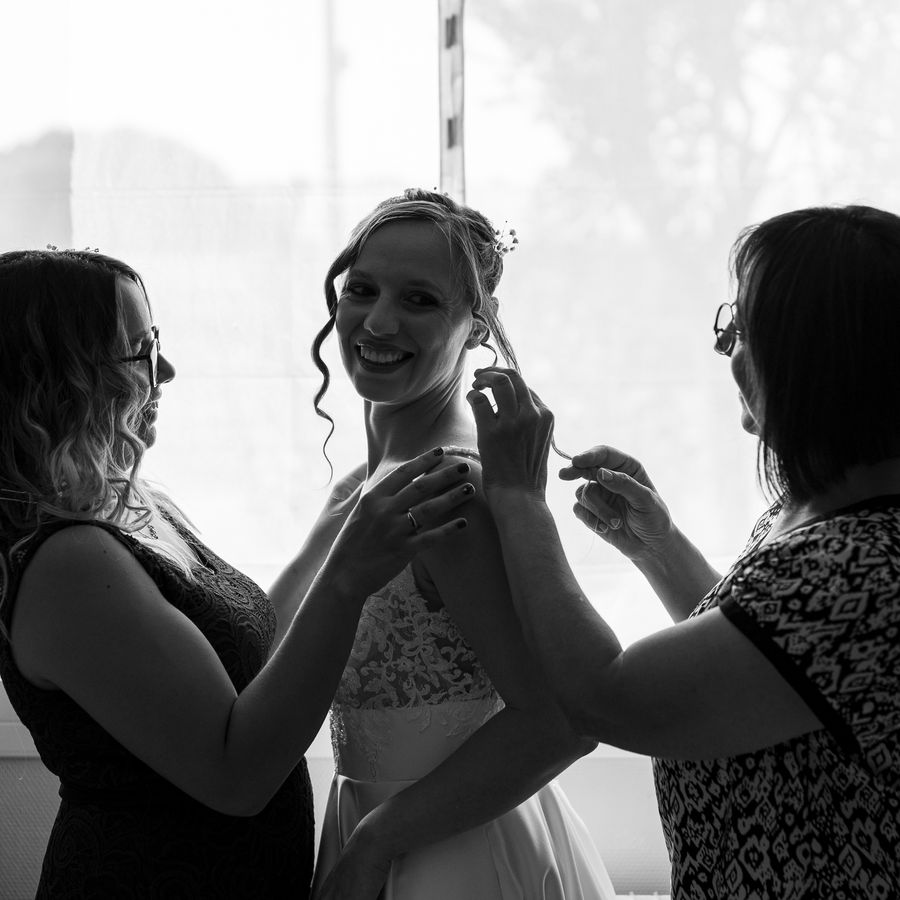 Préparatifs de mariage en noir et blanc