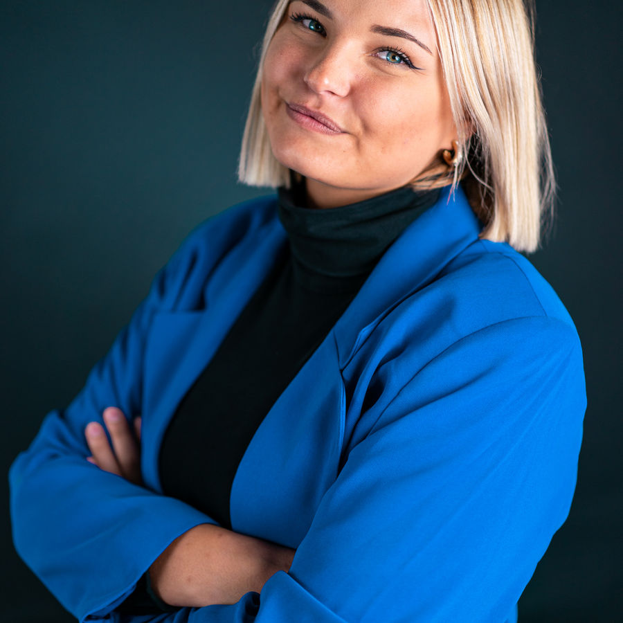 Portrait corporate femme veste bleue