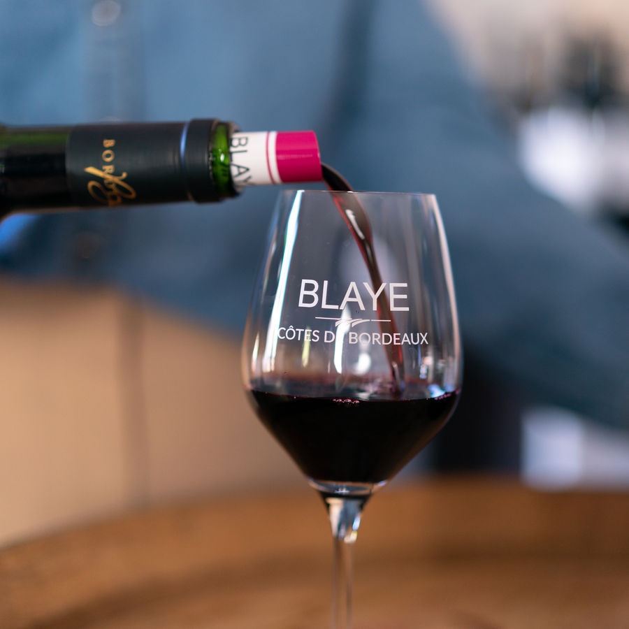 Vin rouge servi dans un verre